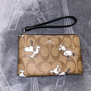 Coach x Peanuts Corner Zip Wristlet Signature Canvas Snoopy